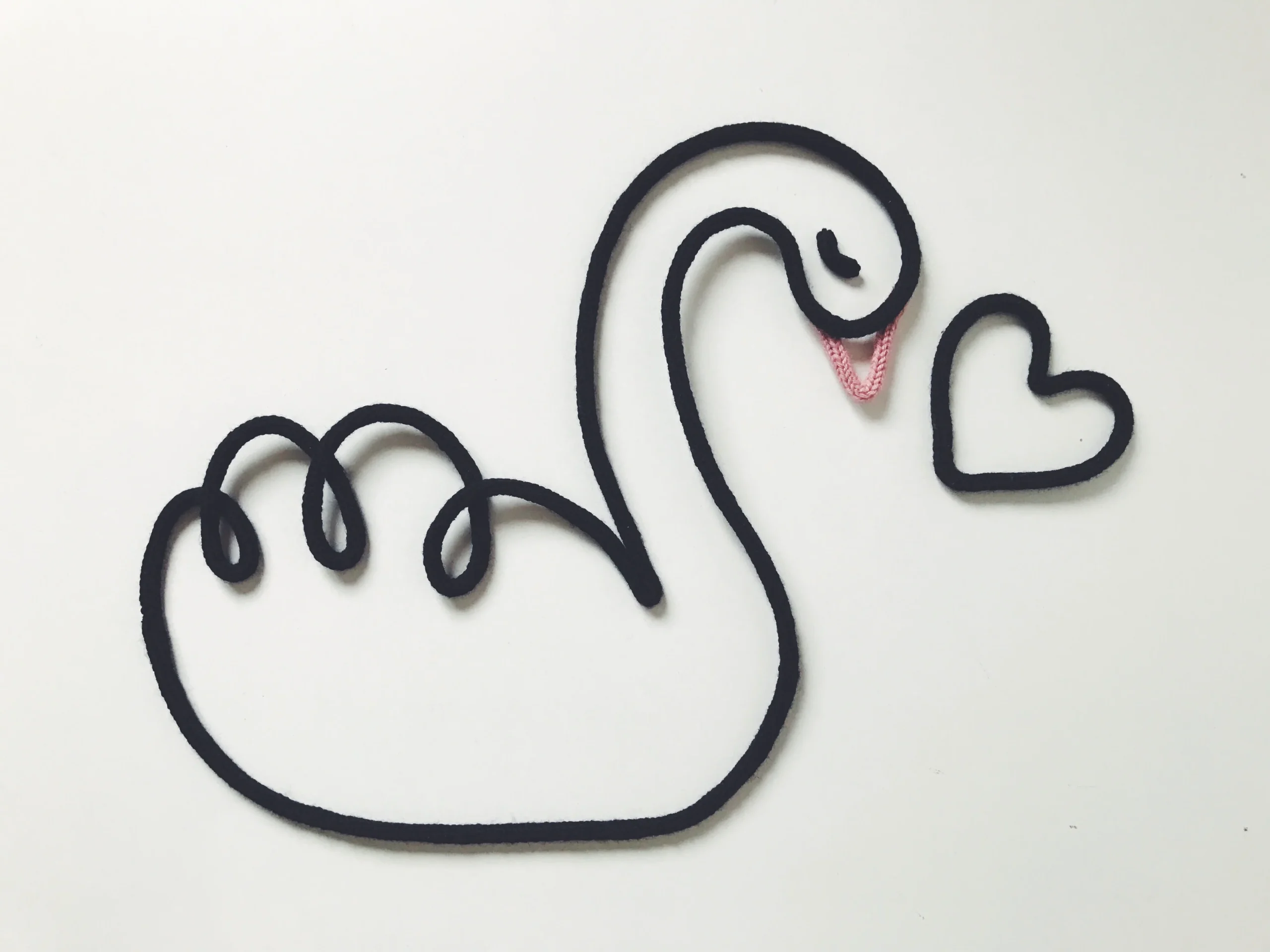 Cygne tricotin noir - 32 cm