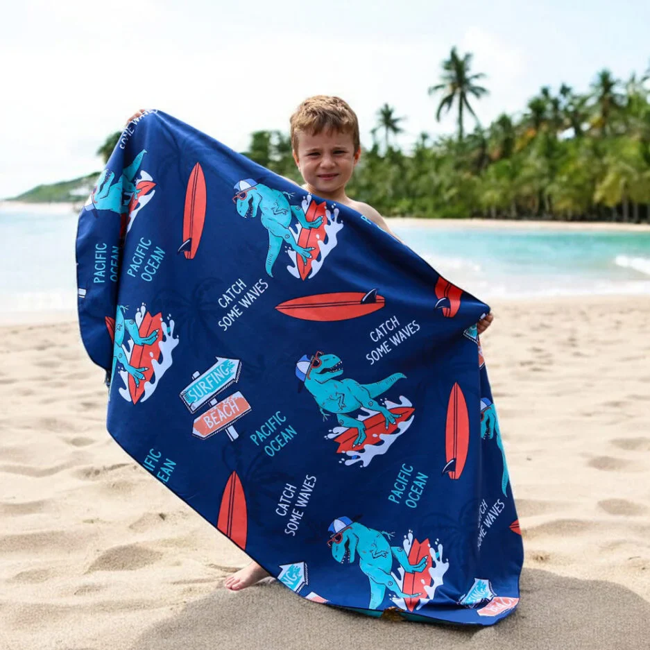 SERVIETTE DE PLAGE EN MICROFIBRE, DINOSAURE SURFANT – Image 3