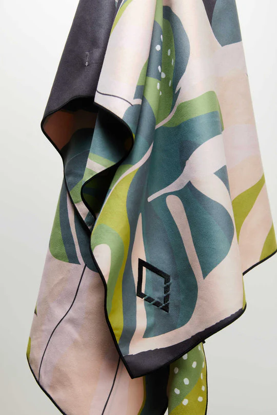 SERVIETTE PLAGE, ULTRALÉGÈRE MONSTERA GREEN PINK – Image 2
